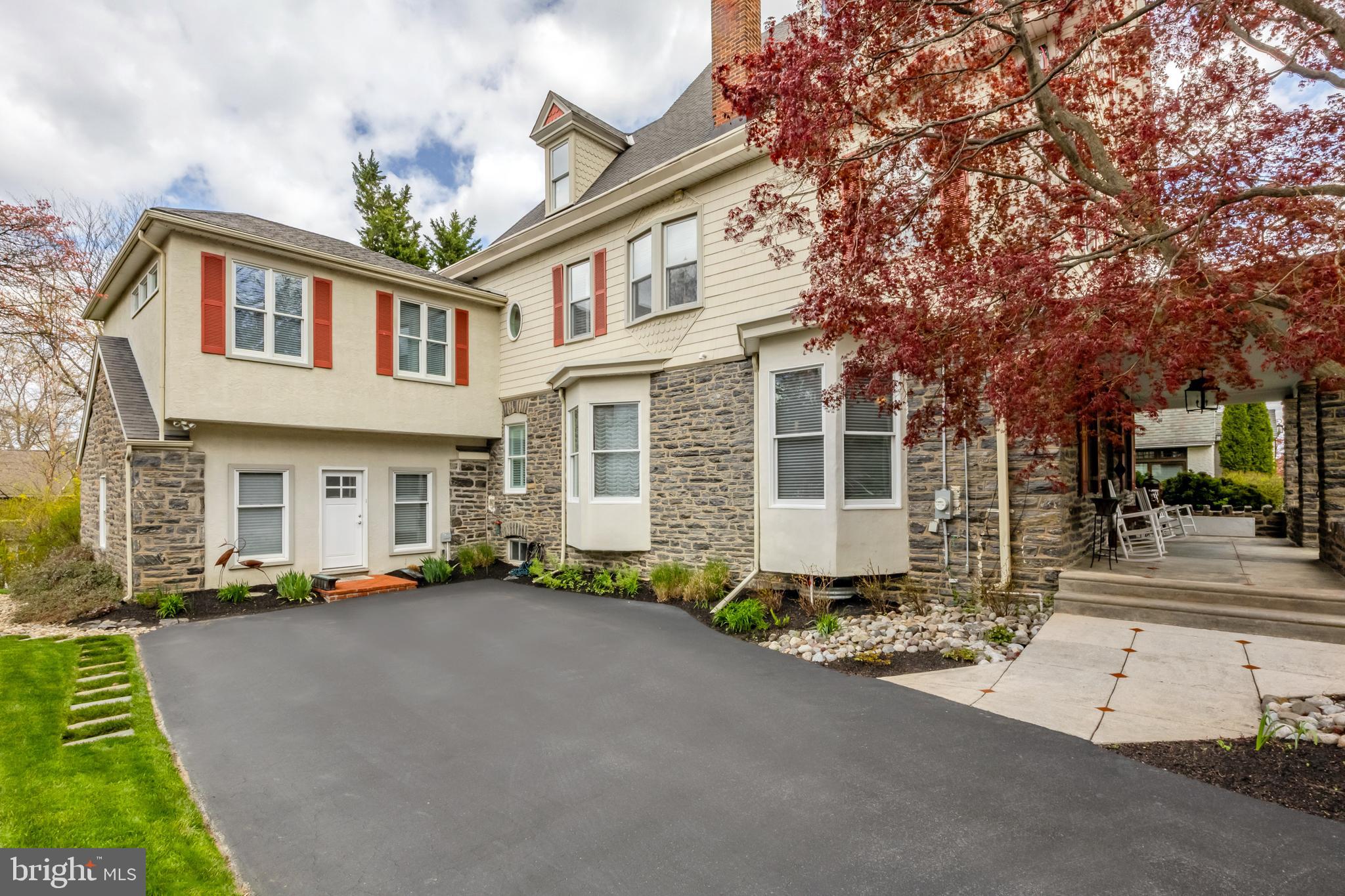 32 LLANDILLO ROAD