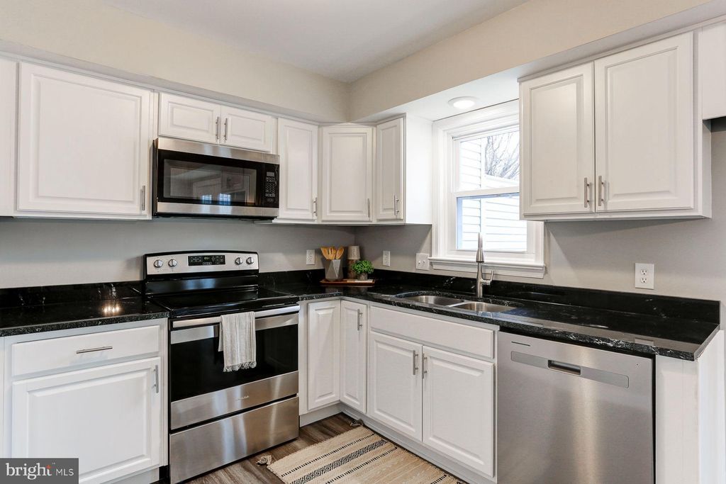 Photo of 21 LAKEVIEW PL, LITITZ, PA 17543 (MLS # PALA2030536)