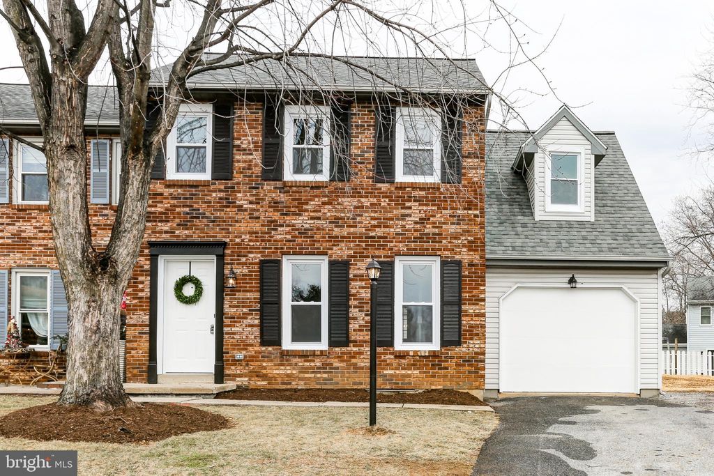 Photo of 21 LAKEVIEW PL, LITITZ, PA 17543 (MLS # PALA2030536)
