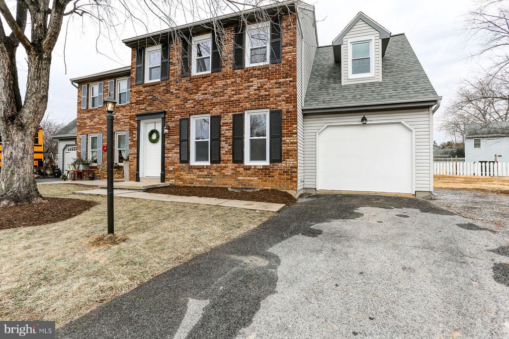 Photo of 21 LAKEVIEW PL, LITITZ, PA 17543 (MLS # PALA2030536)