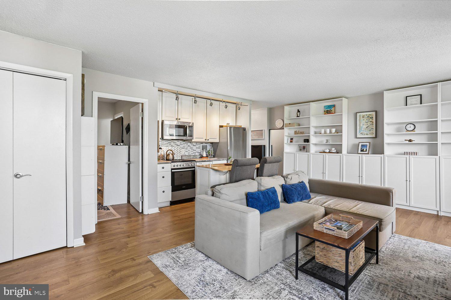 LAKESIDE TERRACE - Residential