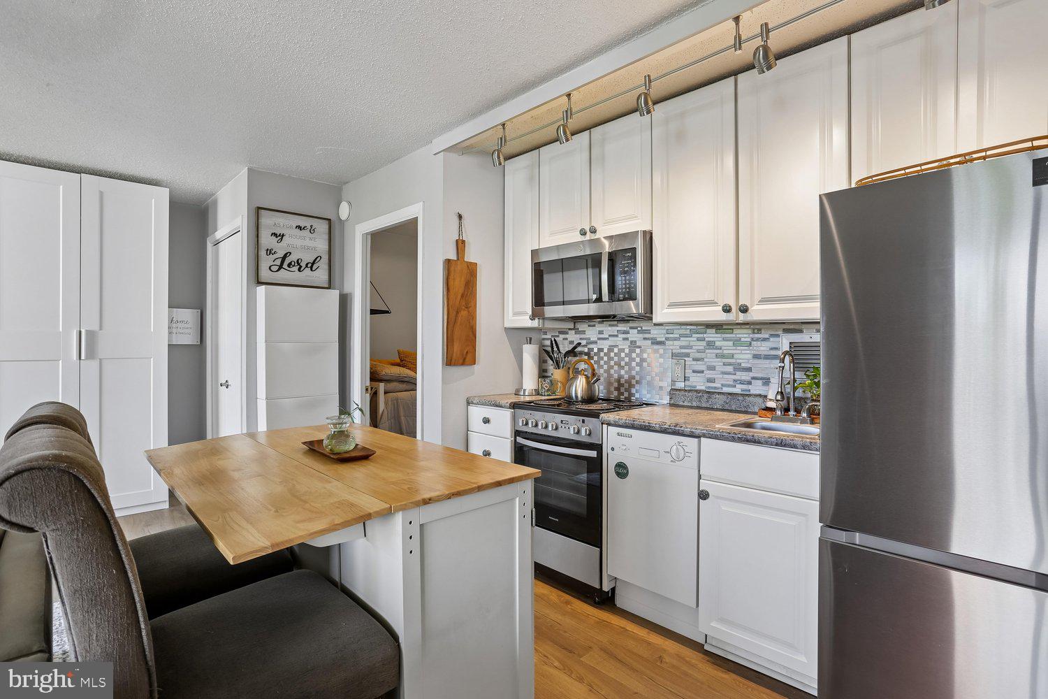 LAKESIDE TERRACE - Residential