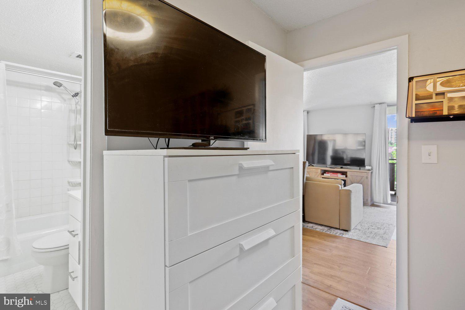 LAKESIDE TERRACE - Residential