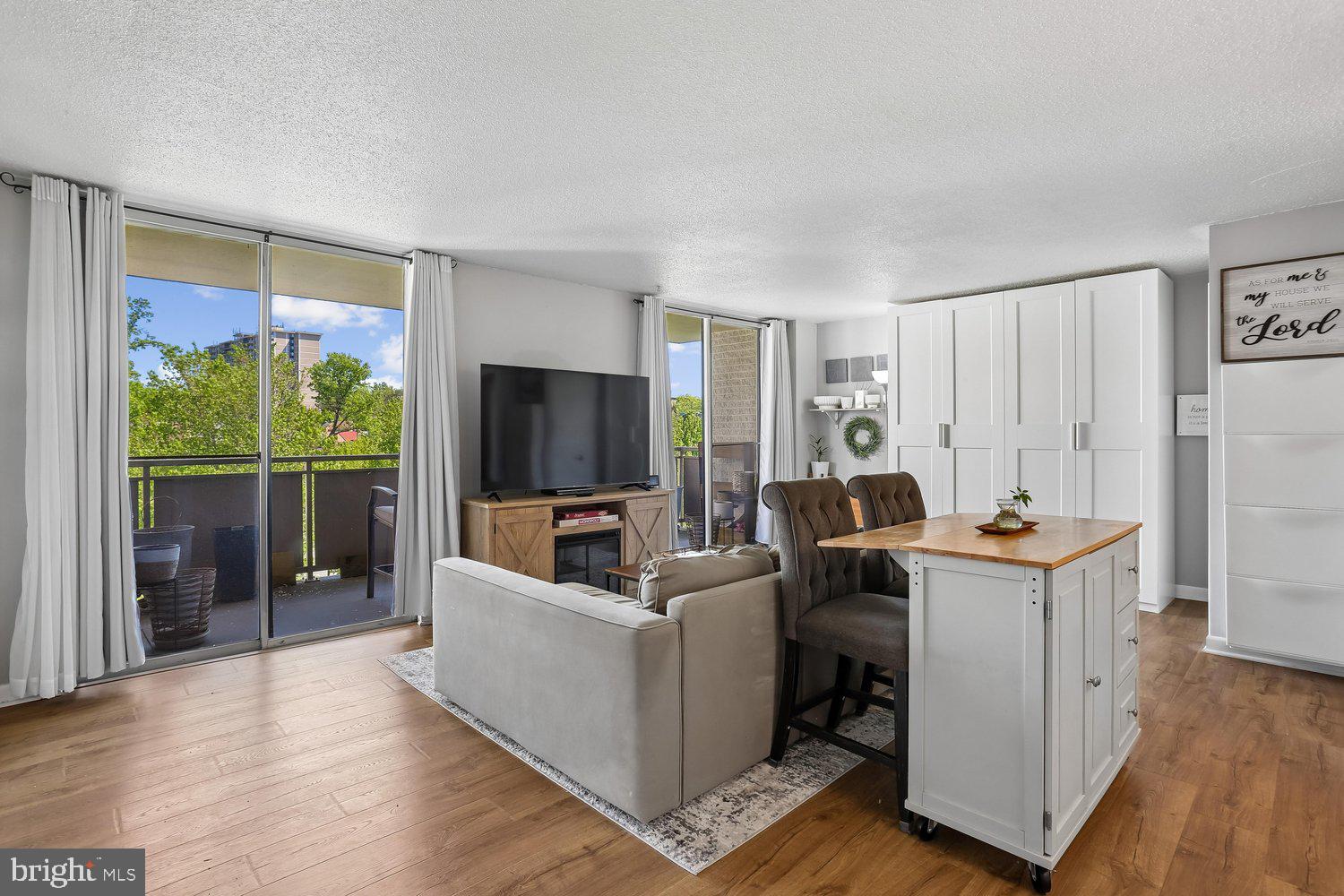 LAKESIDE TERRACE - Residential