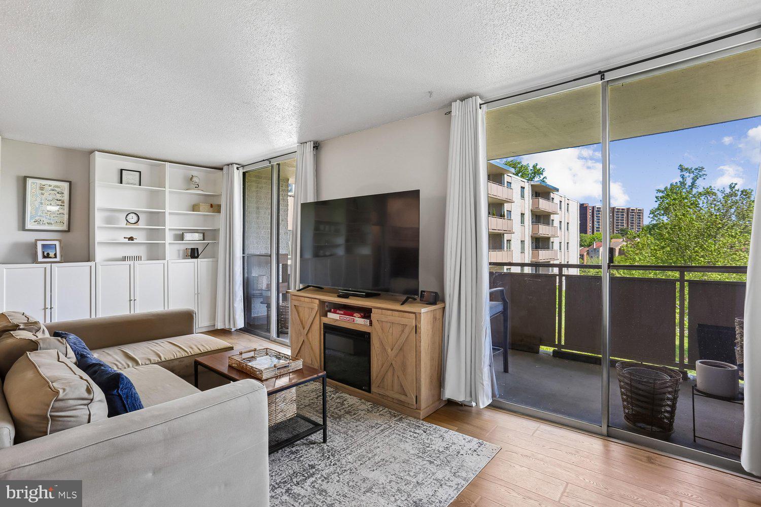 LAKESIDE TERRACE - Residential