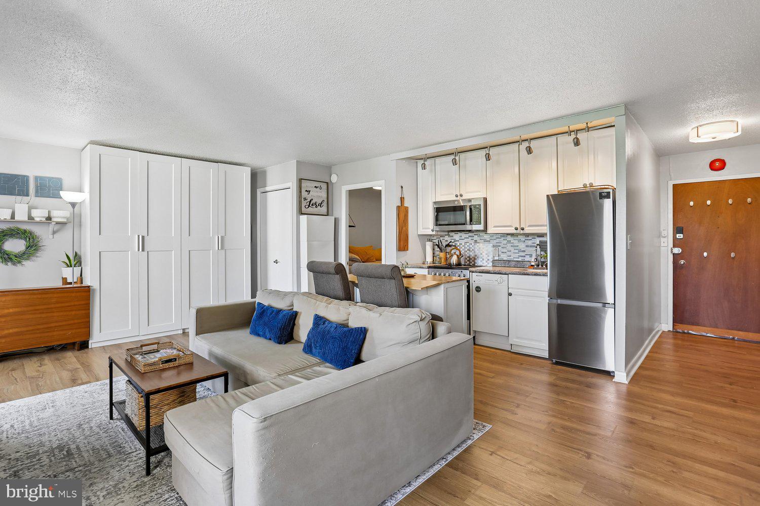 LAKESIDE TERRACE - Residential