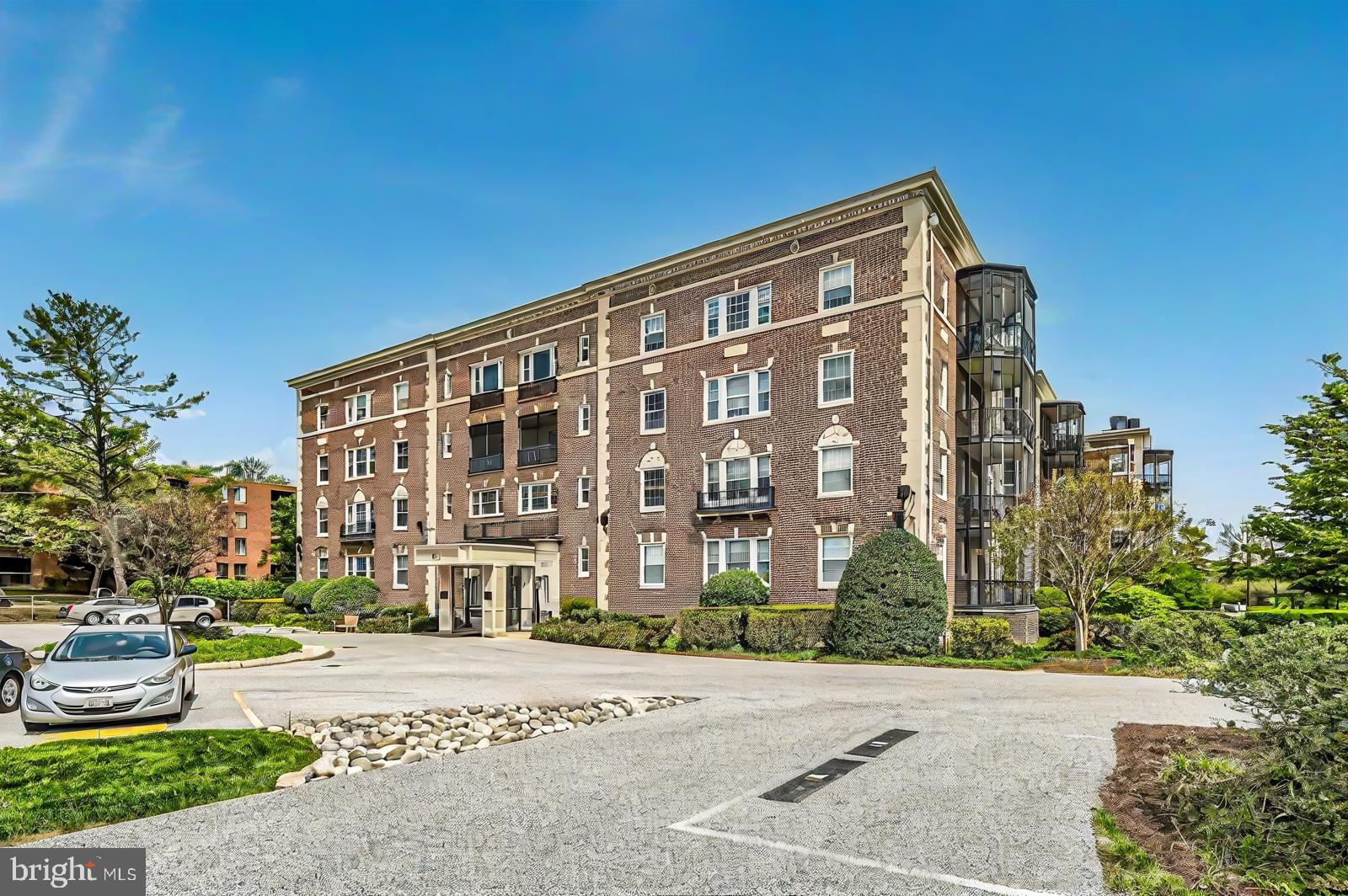 ARLINGTON PARK CONDOMINIUMS - Residential