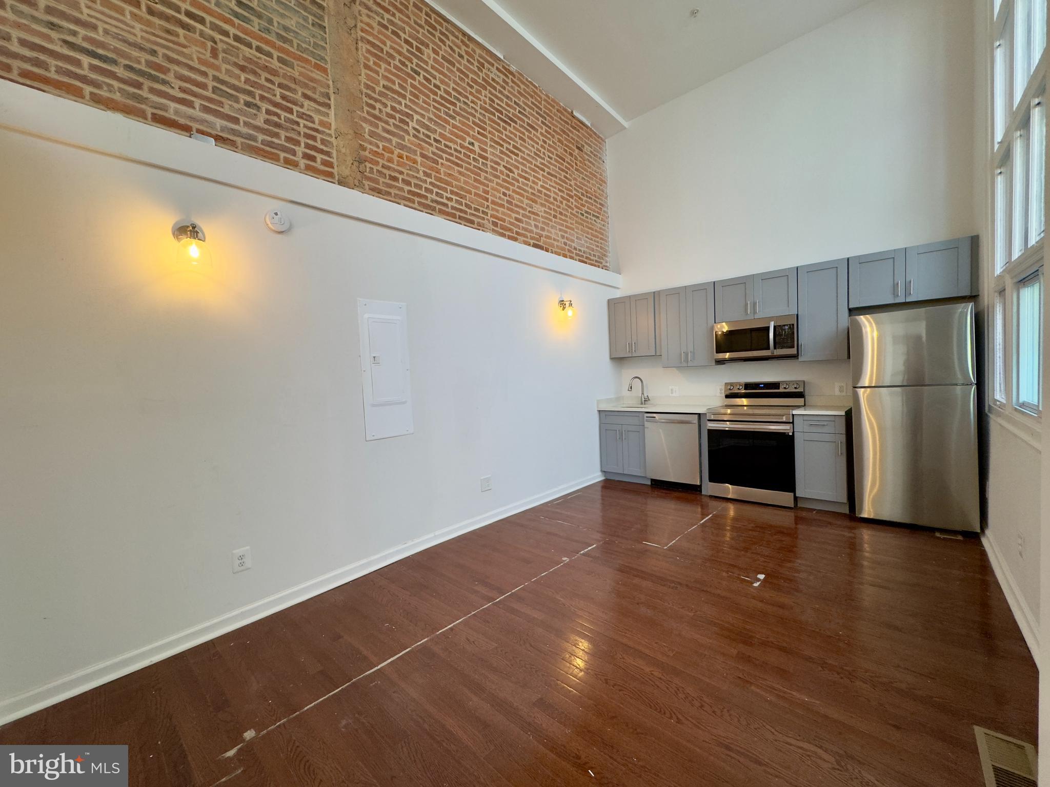 DOWNTOWN - Residential Lease