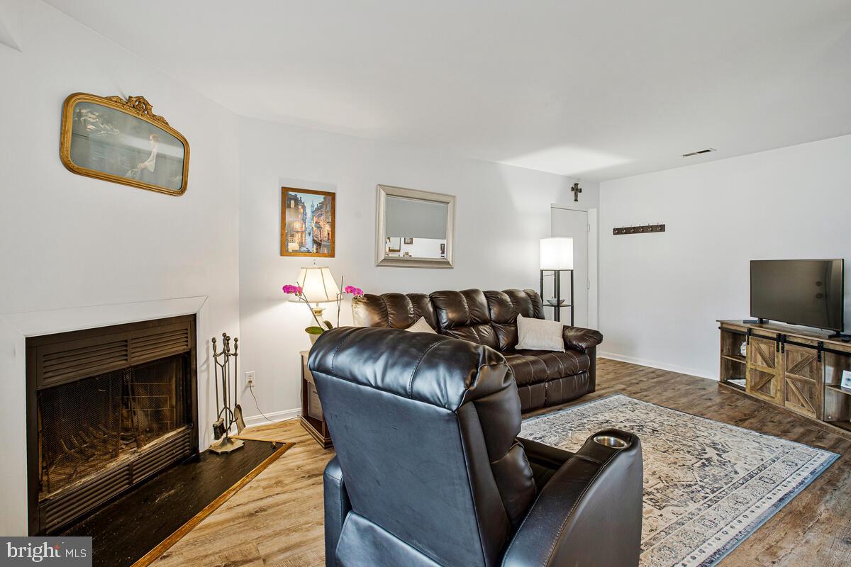 CROMWELL FOUNTAIN - Residential