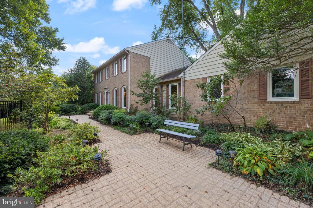 Photo of 16400 Montecrest Lane, GAITHERSBURG, MD 20878 (MLS # MDMC2203770)