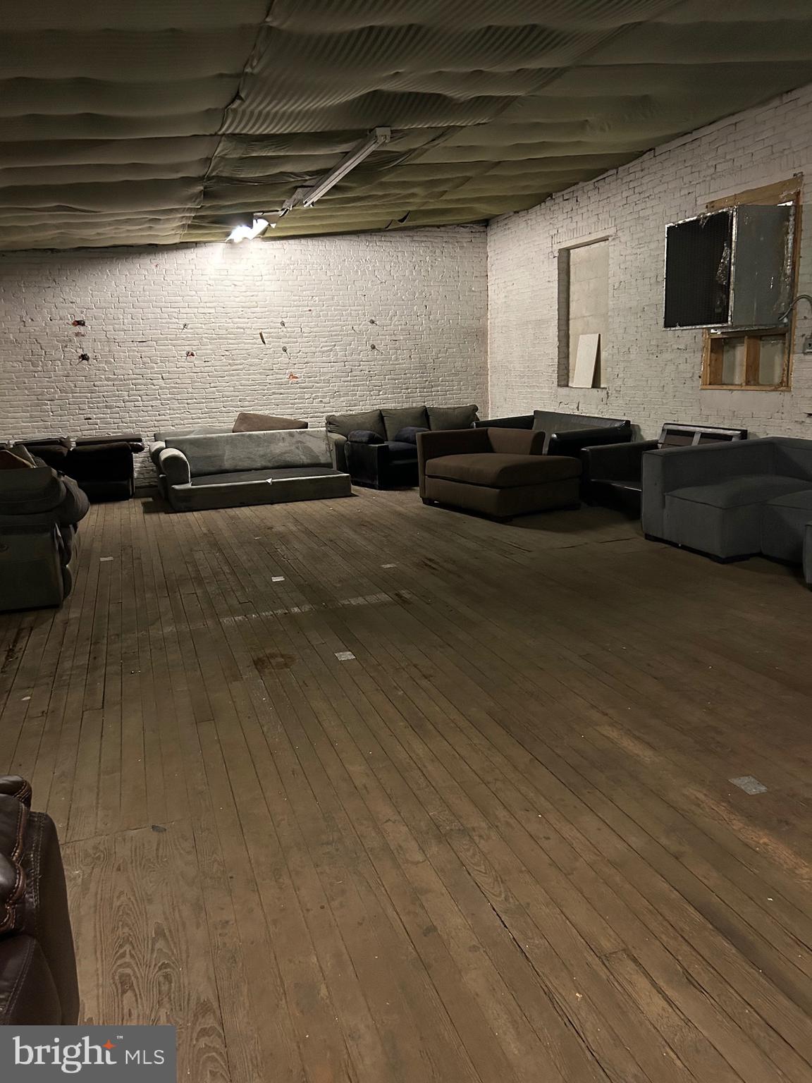 UNIVERSITY CITY - Commercial Sale