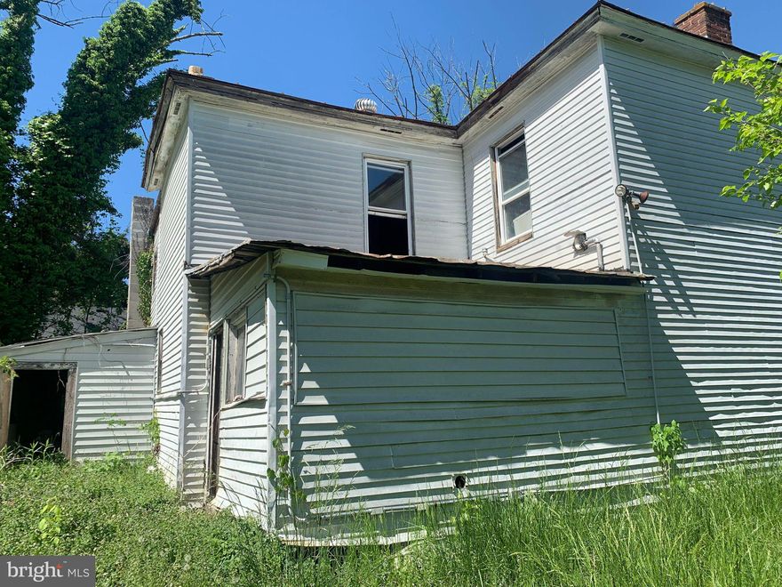INVESTORS!! TEAR DOWN OR RENOVATE!! MINUTES TO TOWN OF GORDONSVILLE!! SMALL DWELLING BEHIND HOME WITH SEPERATE ELECTRIC!! PUBLIC WATER AND SEPTIC IN PLACE!! 313 COBB ANOTHER INVESTMENT FOR SALE RIGHT NEXT DOOR FOR $50,000!! USE YOUR IMAGINATION FOR THESE PROPERTIES POSSIBILITIES FOR SURE!!