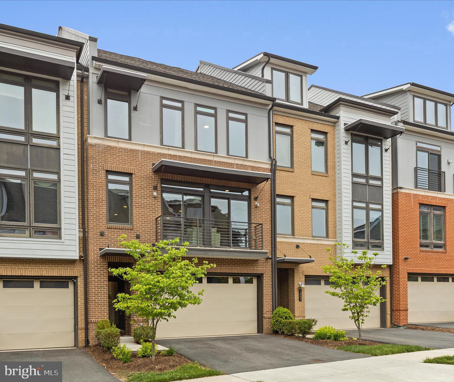 1805 YELLOW GARNET TERRACE SE