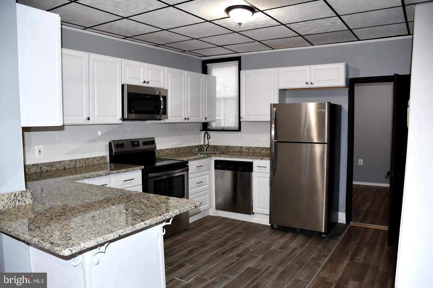 Beautiful Newly Renovated 1200 FT 4BR 2BA in Cobbs Creek! Newly Renovated from top to bottom. There is an open living and dining room, fenced patio in the rear, closed off porch in the front. All bedrooms are generously proportioned with great size closets. 4th bedroom with 2nd bathroom is right off the kitchen Great sized back yard to enjoy your family . In the full size basement, there is a Washer Dryer and storage space. Spacious 3 bedrooms upstairs. Granite countertops and hardwood floors throughout. Close to all major highways, laundry in basement. Large open kitchen! Proof of income, good credit/background check, social security information needed. min 650 credit and income must be 40X rent Sign up for Rhino and pay a low monthly fee in lieu of paying the deposit
May be Able to do Furnished also
Currently tenant occupied