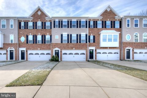 Townhouse For Sale - 103 Isabelle Court<br/> MARLTON, NJ 08053