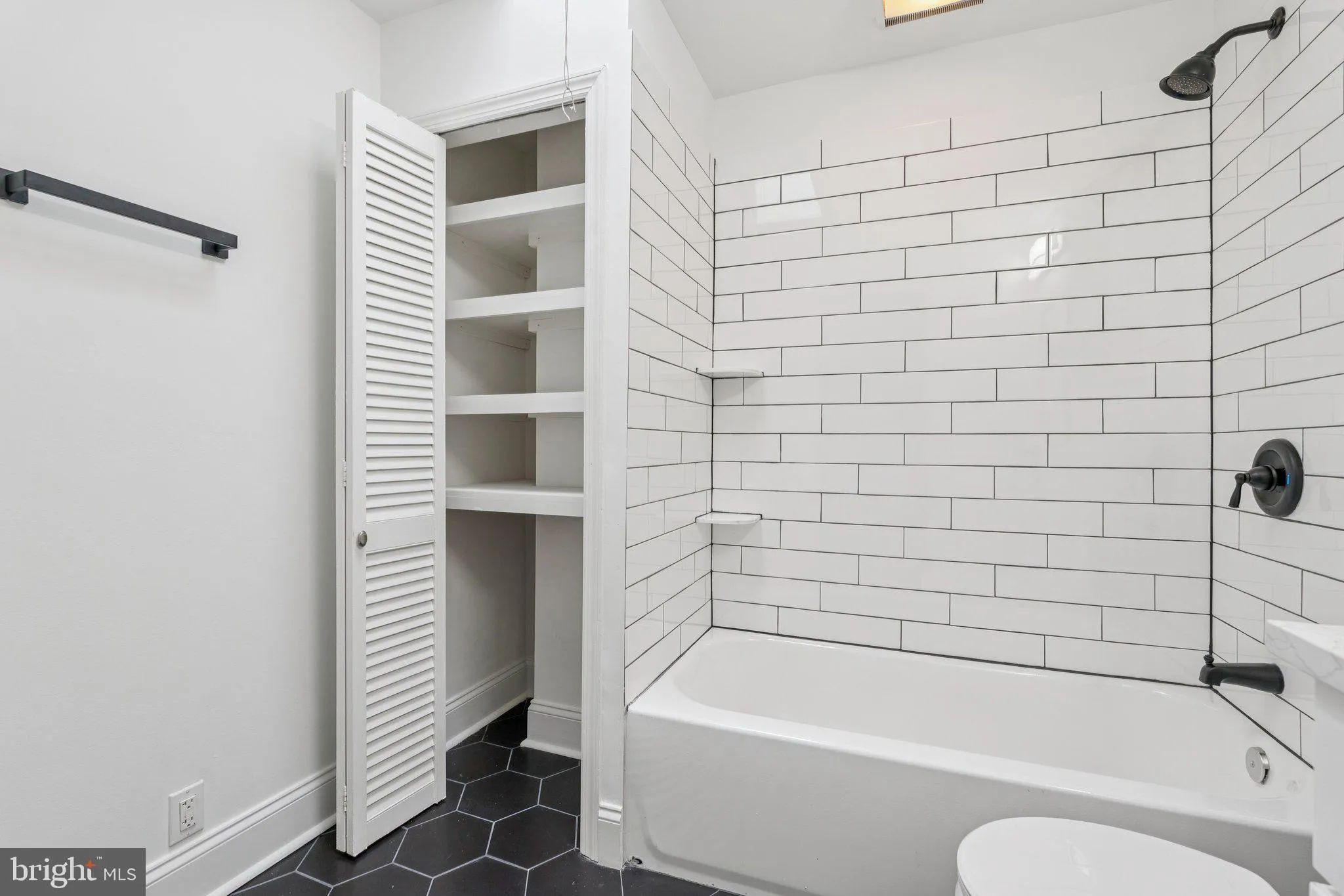 Baltimore, Maryland 21224, United States, 2 Bedrooms Bedrooms, ,2 BathroomsBathrooms,Residential,Pending,191826