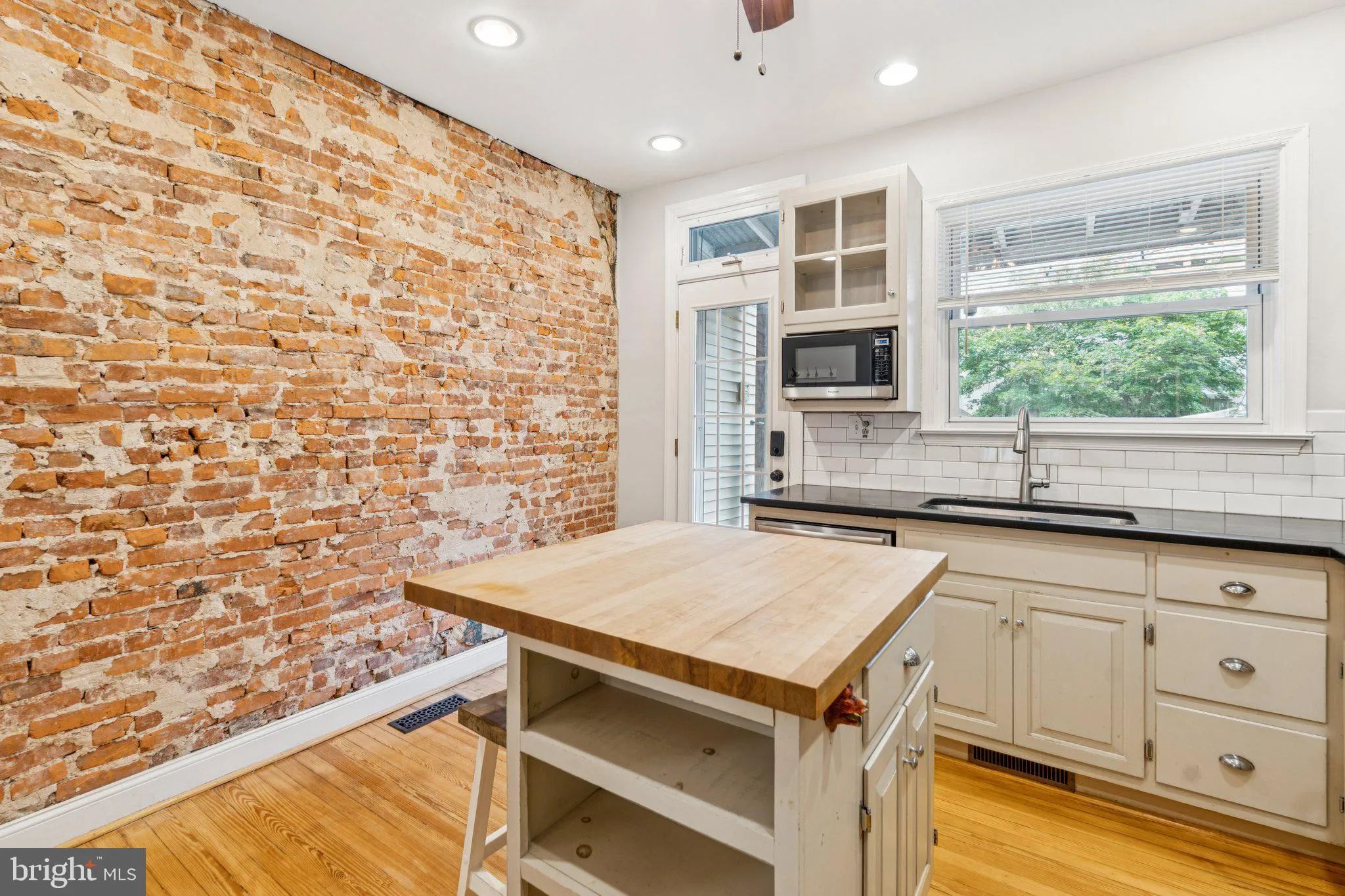 Baltimore, Maryland 21224, United States, 2 Bedrooms Bedrooms, ,2 BathroomsBathrooms,Residential,Pending,191826