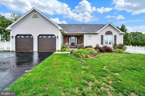 60 WALNUT DRIVE W BERNVILLE PA 19506