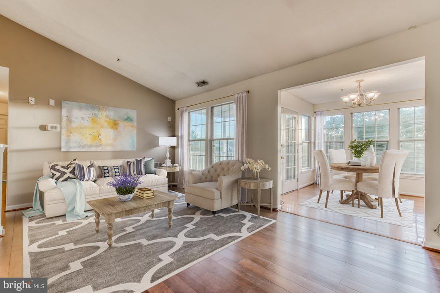 WONDERFUL 2 BEDROOM, 2 BATHROOM PENTHOUSE CONDO NOW AVAILABLE IN RIVERSIDE! BRIGHT, OPEN LIVING ROOM WITH SOARING VAULTED CEILINGS. DELIGHTFUL DINING SPACE/ SUN ROOM WITH 2 WALLS OF WINDOWS AND DOOR LEADING TO BALCONY PROVIDING BEAUTIFUL SUNSET VIEWS! SPACIOUS MASTER BEDROOM WITH WALK-IN CLOSET AND MASTER BATHROOM. WASHER/ DRYER IN UNIT. FRESH NEUTRAL PAINT AND NEWER FLOORING. EASY, MAINTENANCE FREE LIVING AT IT'S BEST! COME SEE! GREAT LOCATION TO I-95, DINING, SHOPPING AND MORE!