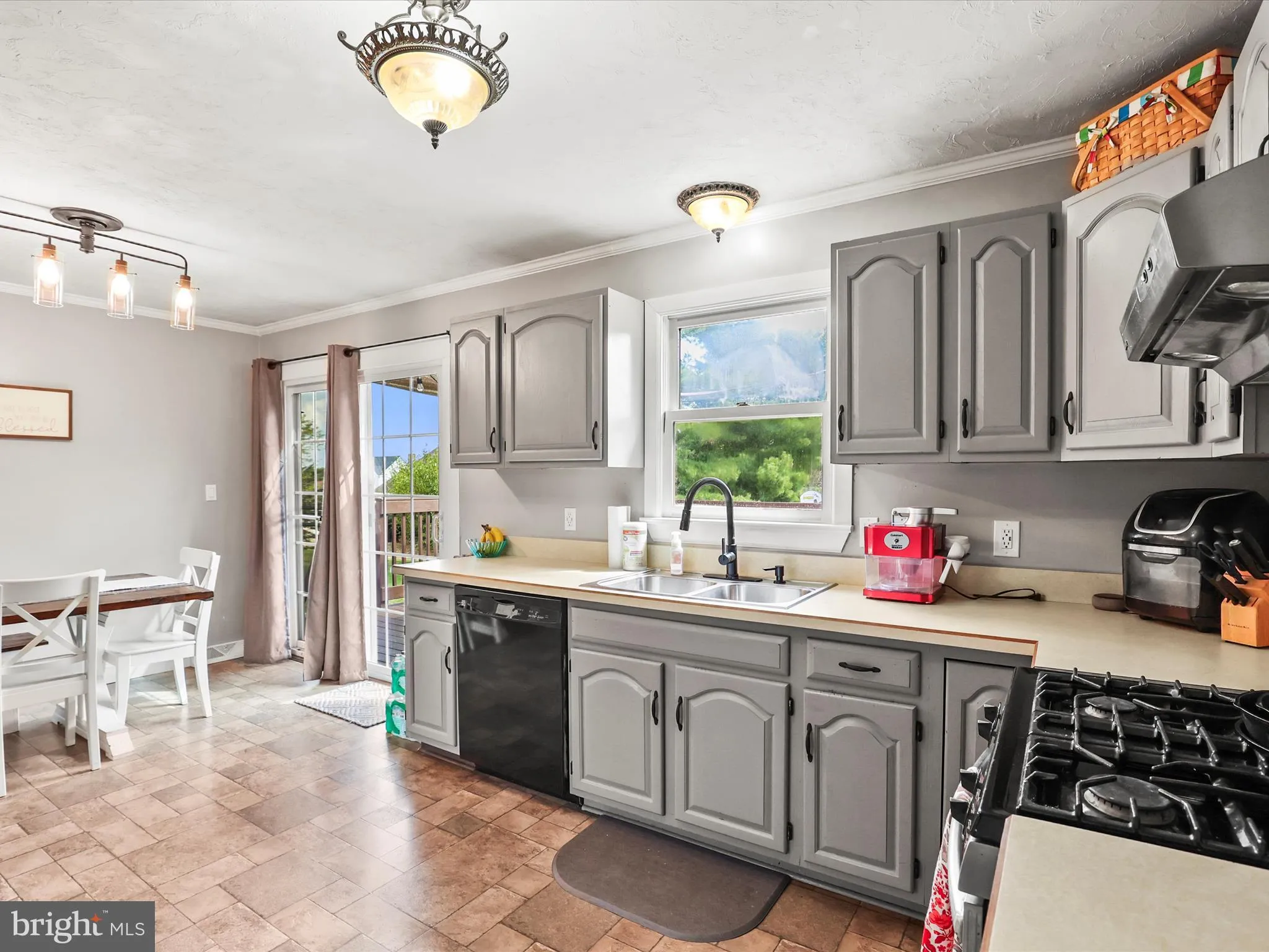 Hanover, Pennsylvania 17331, United States, 3 Bedrooms Bedrooms, ,2 BathroomsBathrooms,Residential,Pending,204186