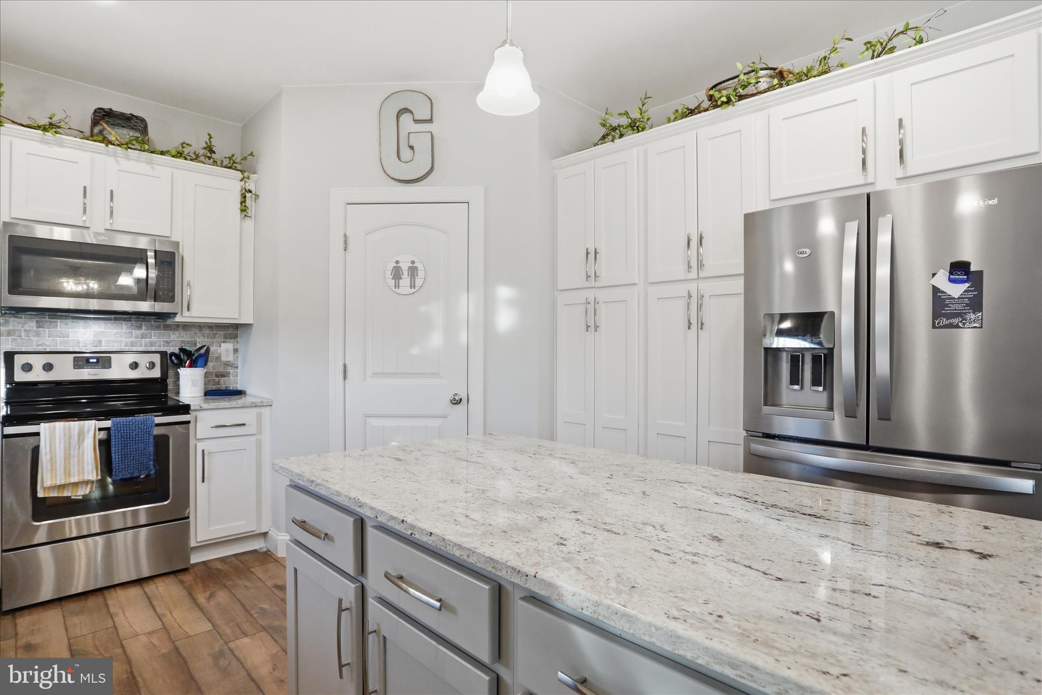 ROLLING HILLS - Residential