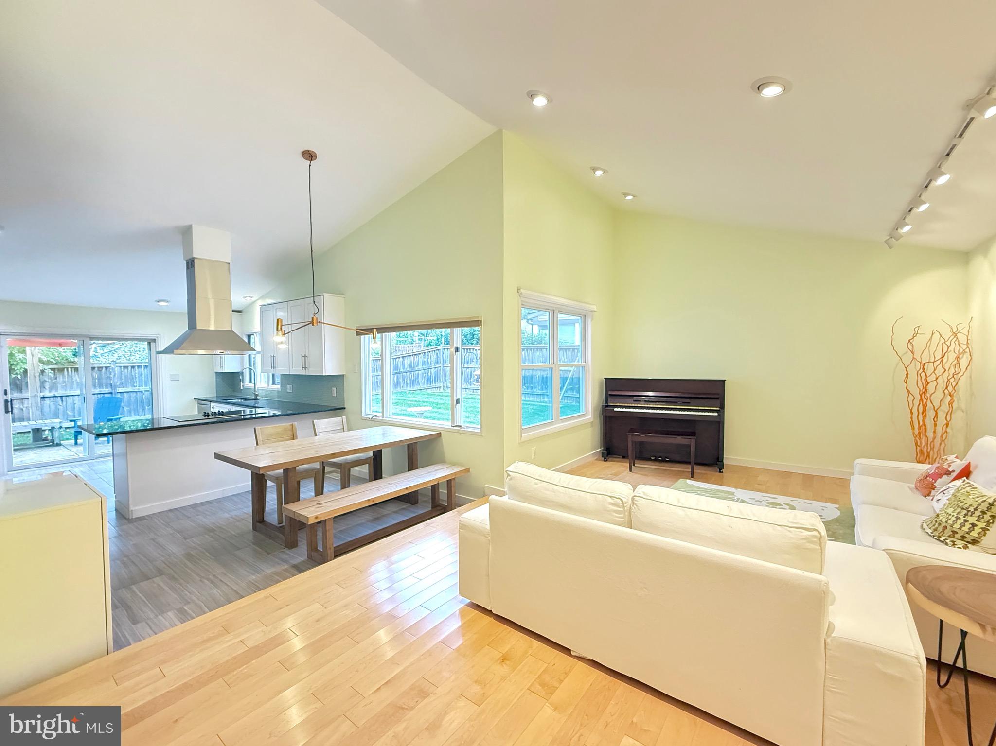 231 E JUNIPER AVENUE