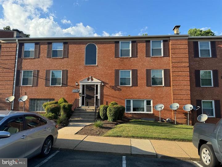 This charming one bedroom one bath unit won't last. Recently updated with new flooring throughout and bright kitchen featuring stainless steel appliances. The unit is ready for you to move right in. Reserved parking space. Easy access to the beltway and metro, this property combines comfort and convenience.