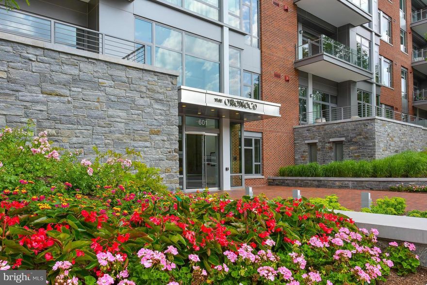 Live in complete luxury at The Oronoco Condominium. Easy one level living offering 2 bedrooms and 2.5 baths.  Handsome hardwood floors throughout, recessed lighting, a balcony, gas fireplace and floor to ceiling windows which flood the home with natural light. Amenities include an outdoor pool, BBQ area, dog wash station, fitness room, yoga studio, 24 hour security and a conference center.