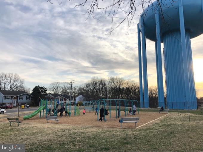 LINTHICUM OAKS - Residential