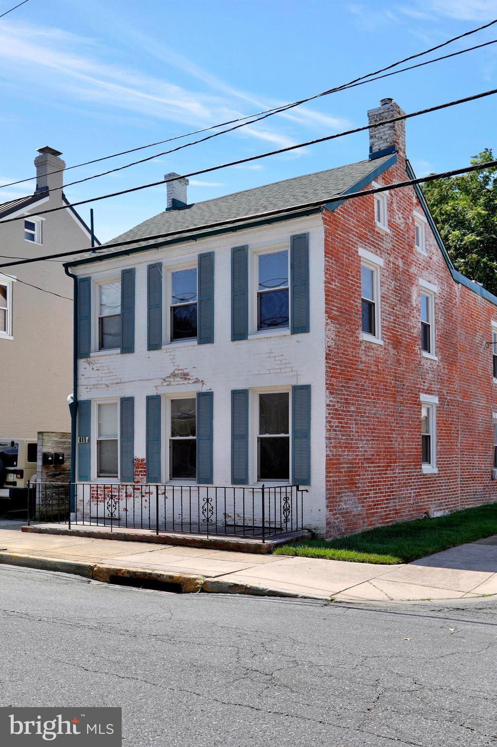 Main image without alt text