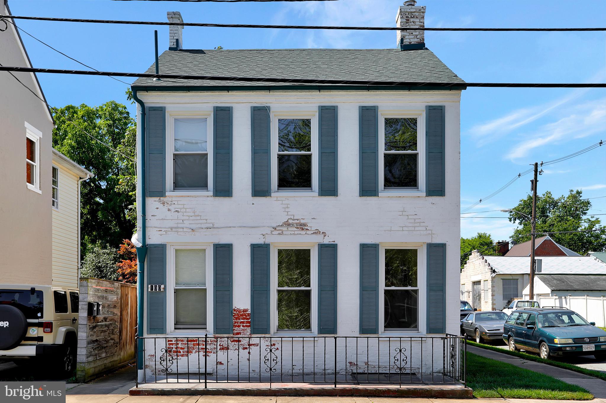 Main image without alt text