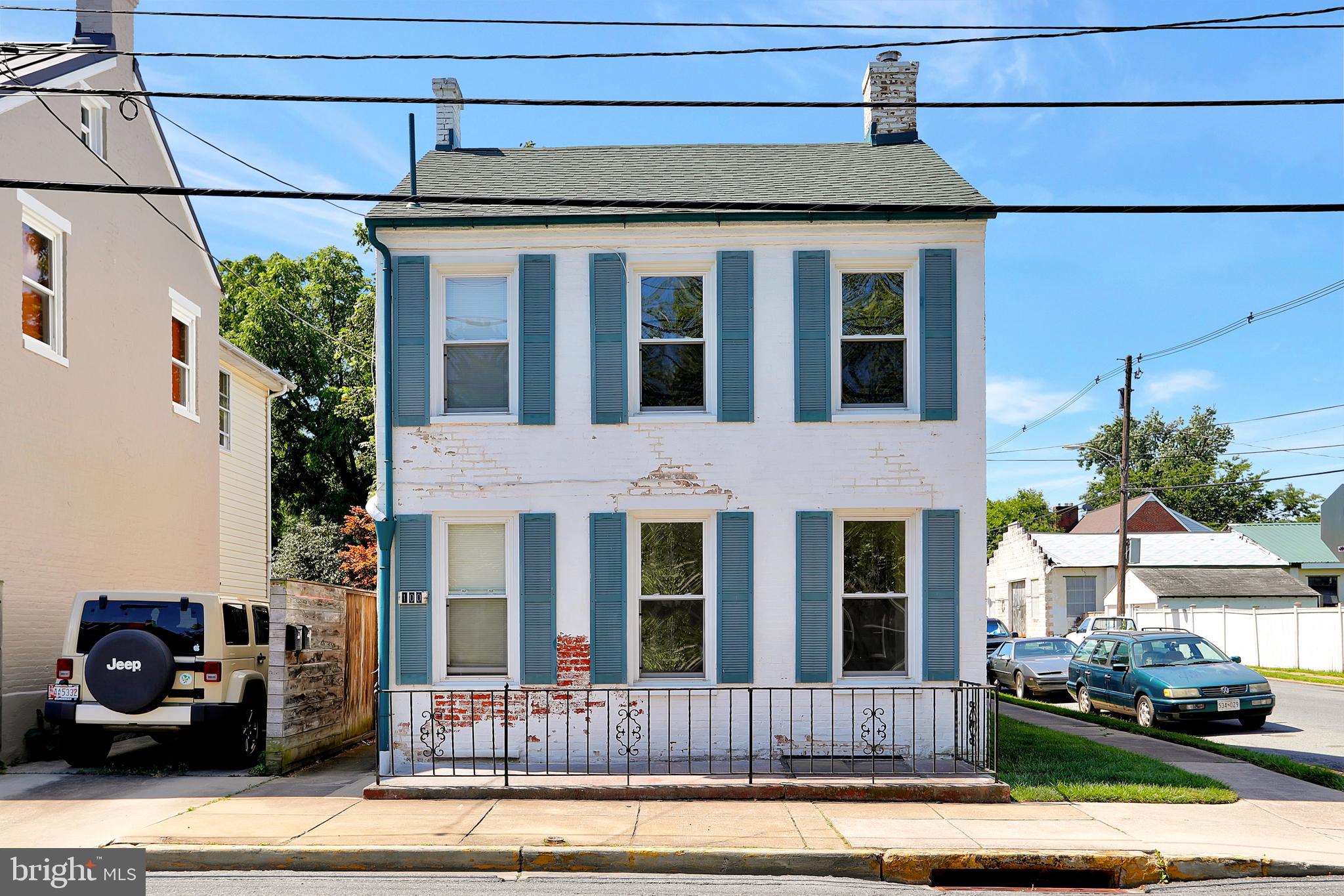 Main image without alt text