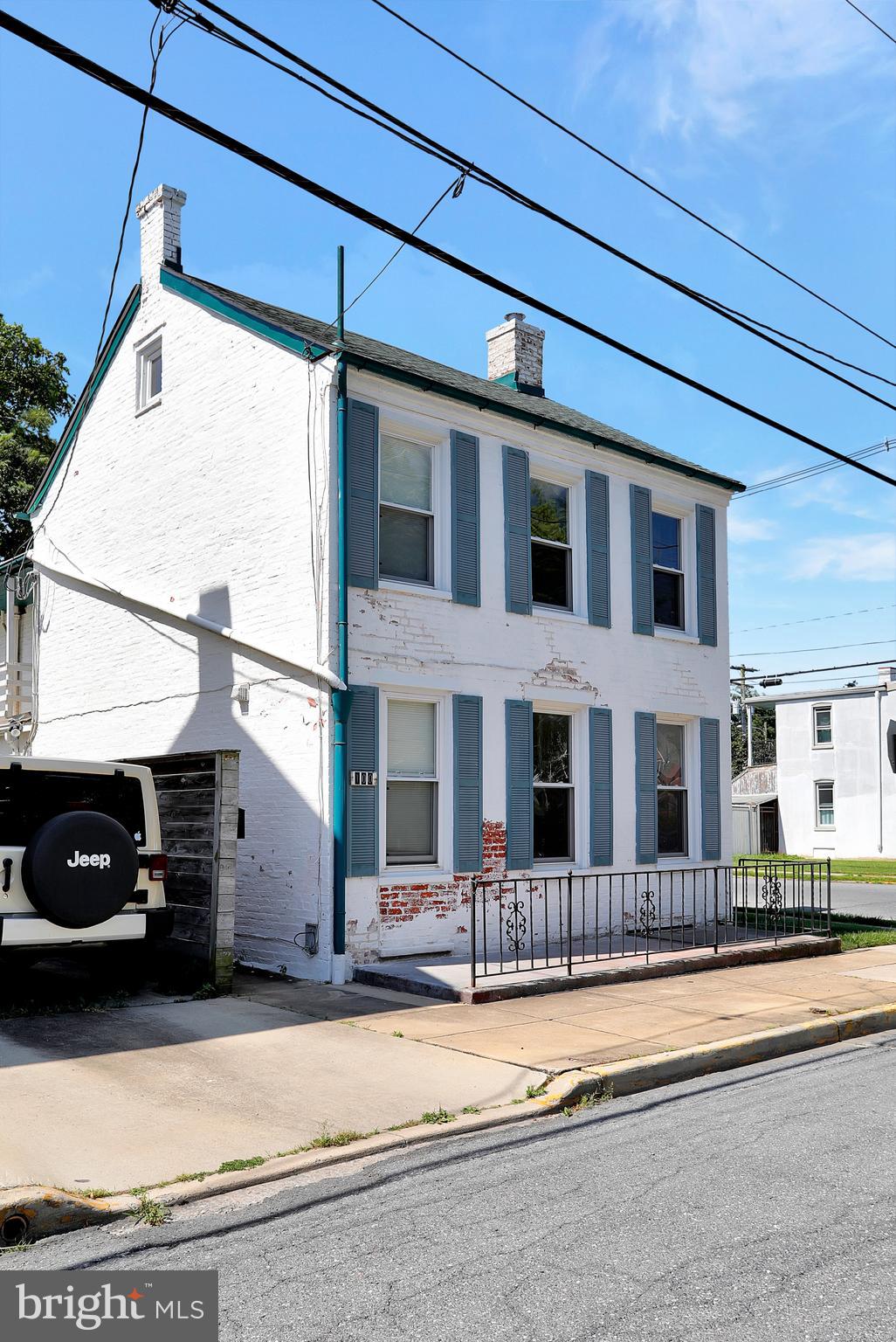 Main image without alt text