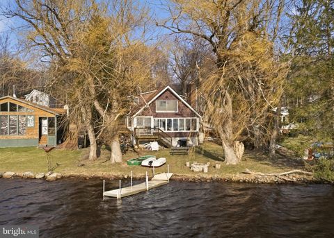 Homes For Sale - 7698 Lake Shore Drive<br/> POCONO LAKE, PA 18347