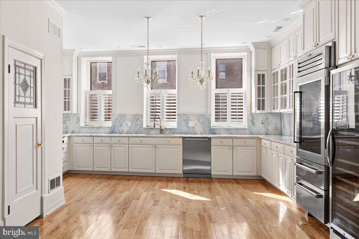 QUEEN VILLAGE - Residential