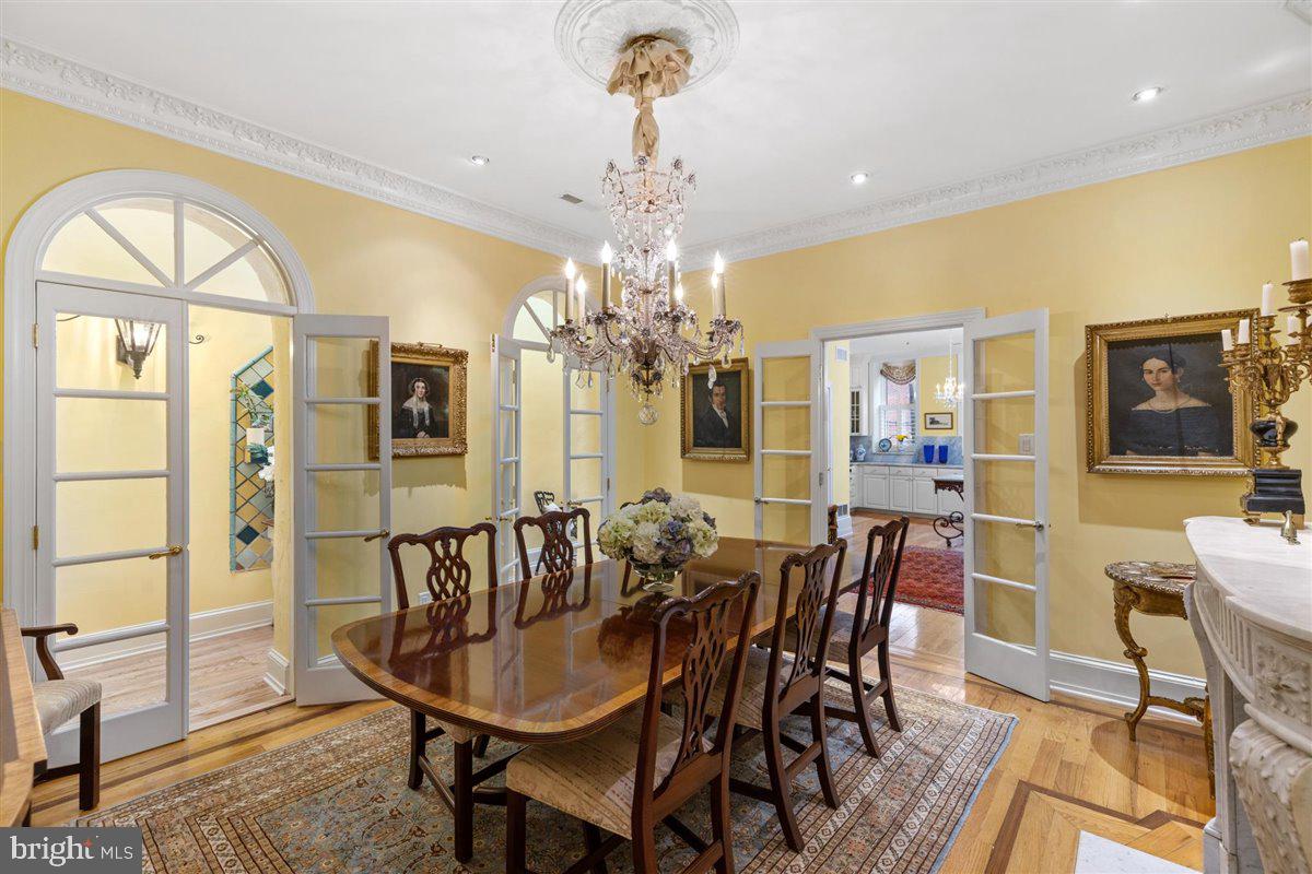 QUEEN VILLAGE - Residential