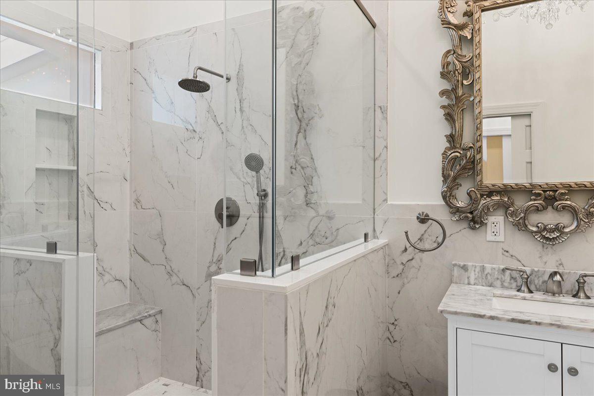 QUEEN VILLAGE - Residential