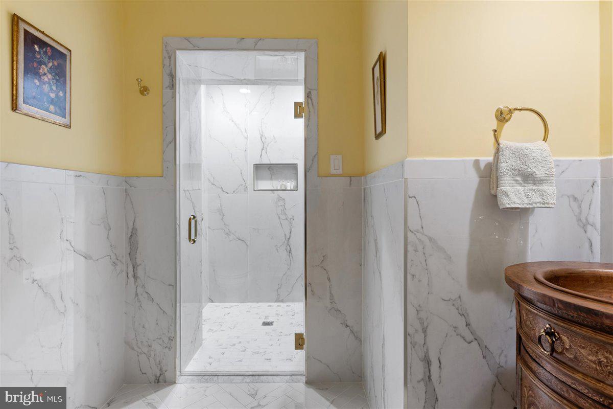 QUEEN VILLAGE - Residential