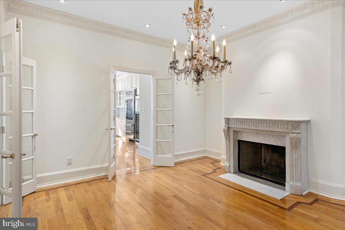 QUEEN VILLAGE - Residential