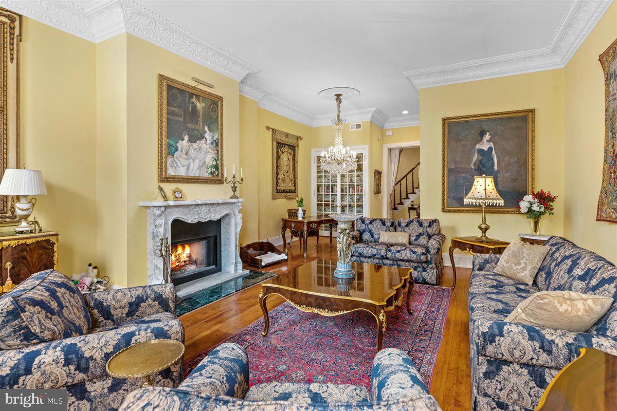 QUEEN VILLAGE - Residential