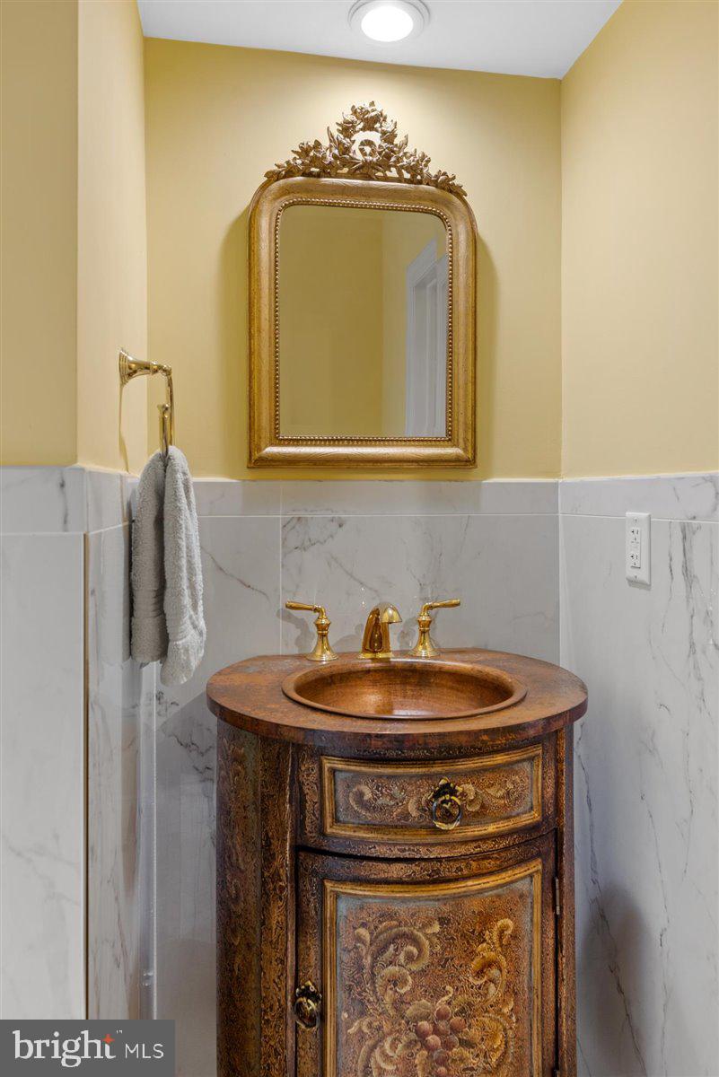 QUEEN VILLAGE - Residential