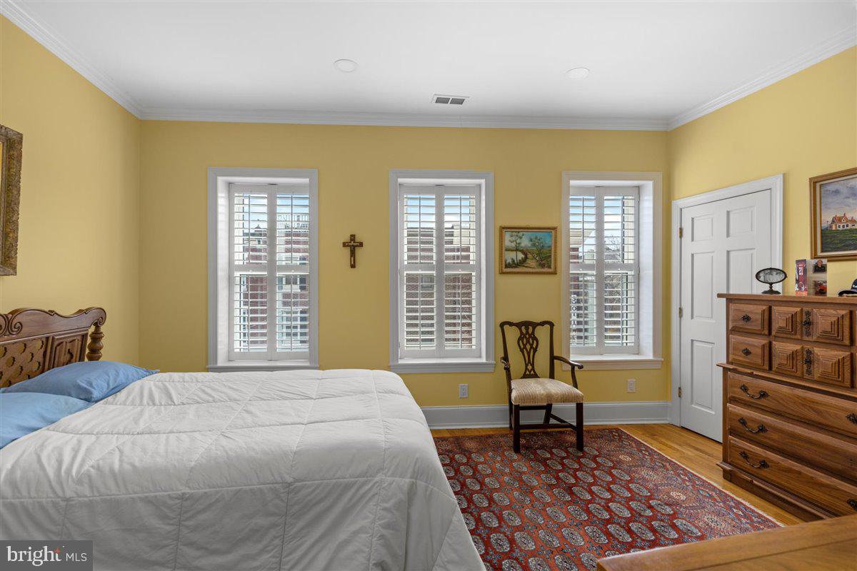 QUEEN VILLAGE - Residential