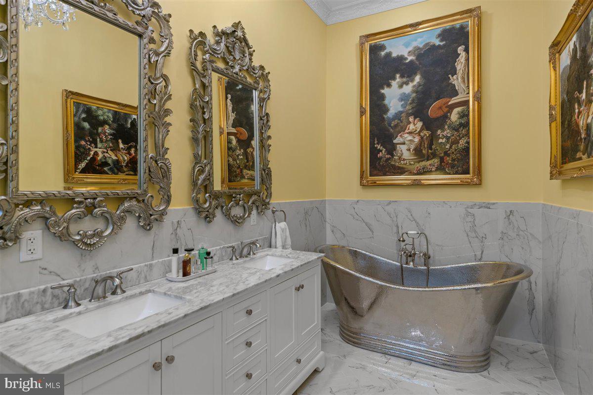 QUEEN VILLAGE - Residential