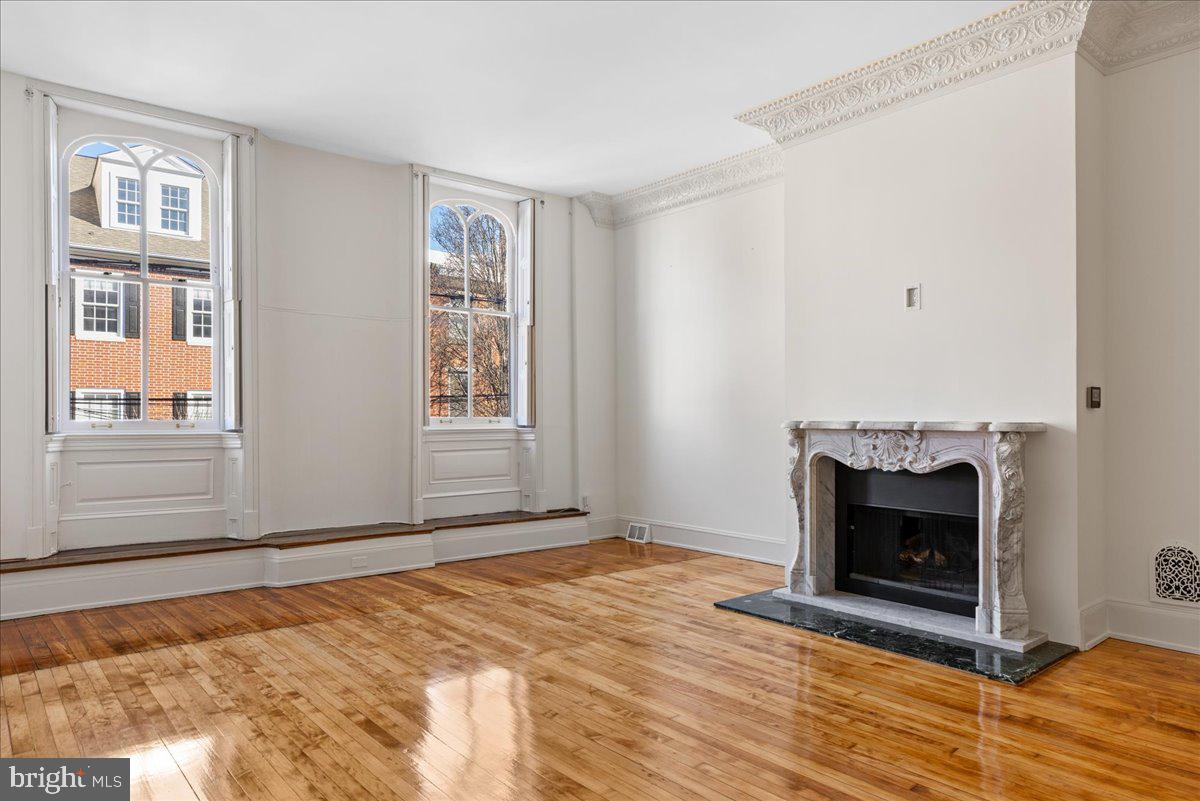 QUEEN VILLAGE - Residential