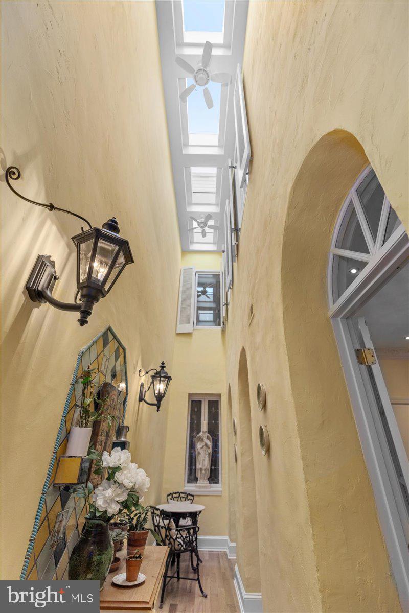 QUEEN VILLAGE - Residential