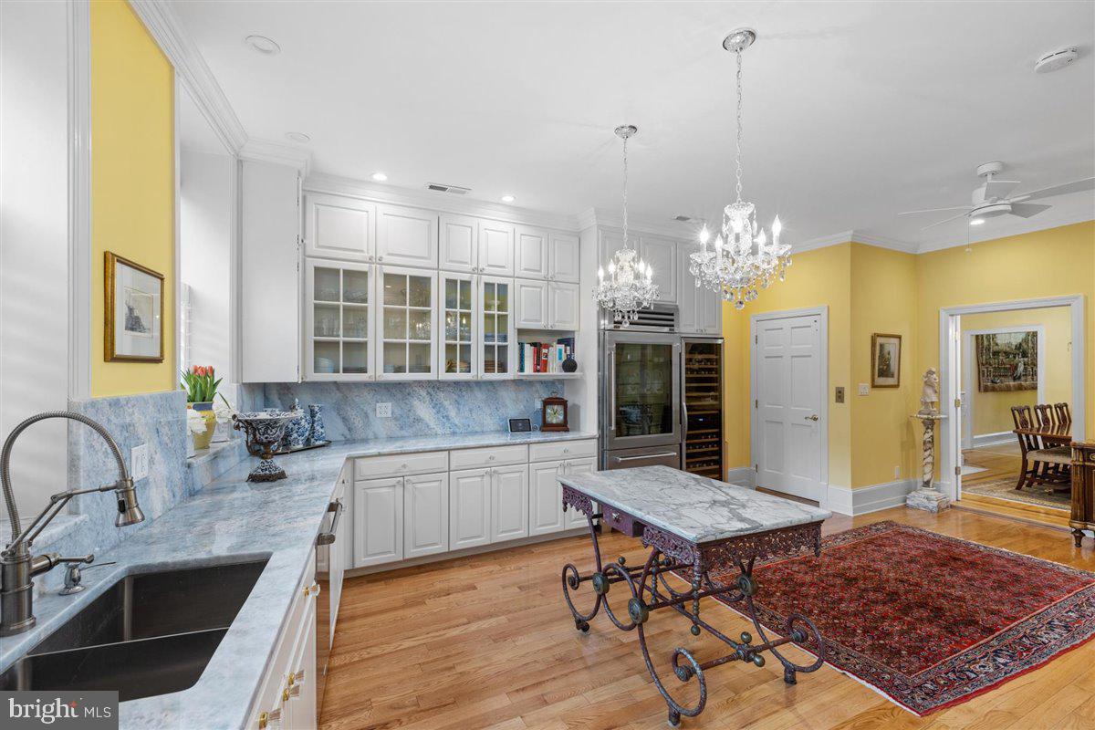 QUEEN VILLAGE - Residential