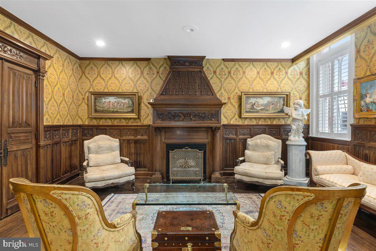 QUEEN VILLAGE - Residential