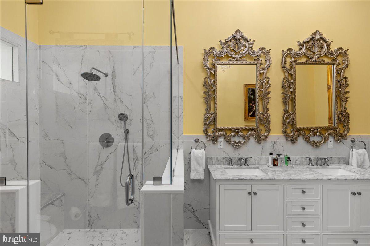 QUEEN VILLAGE - Residential