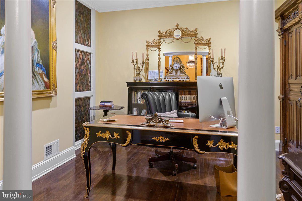 QUEEN VILLAGE - Residential