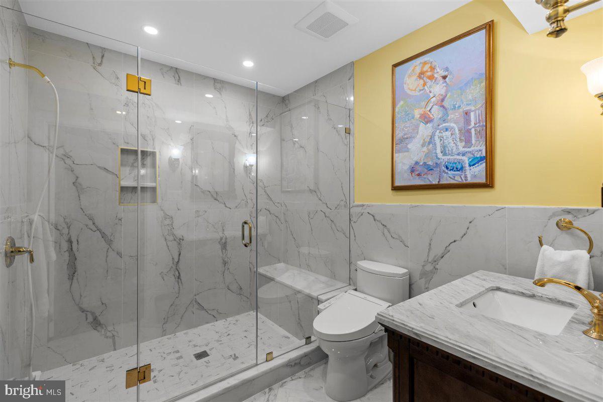 QUEEN VILLAGE - Residential